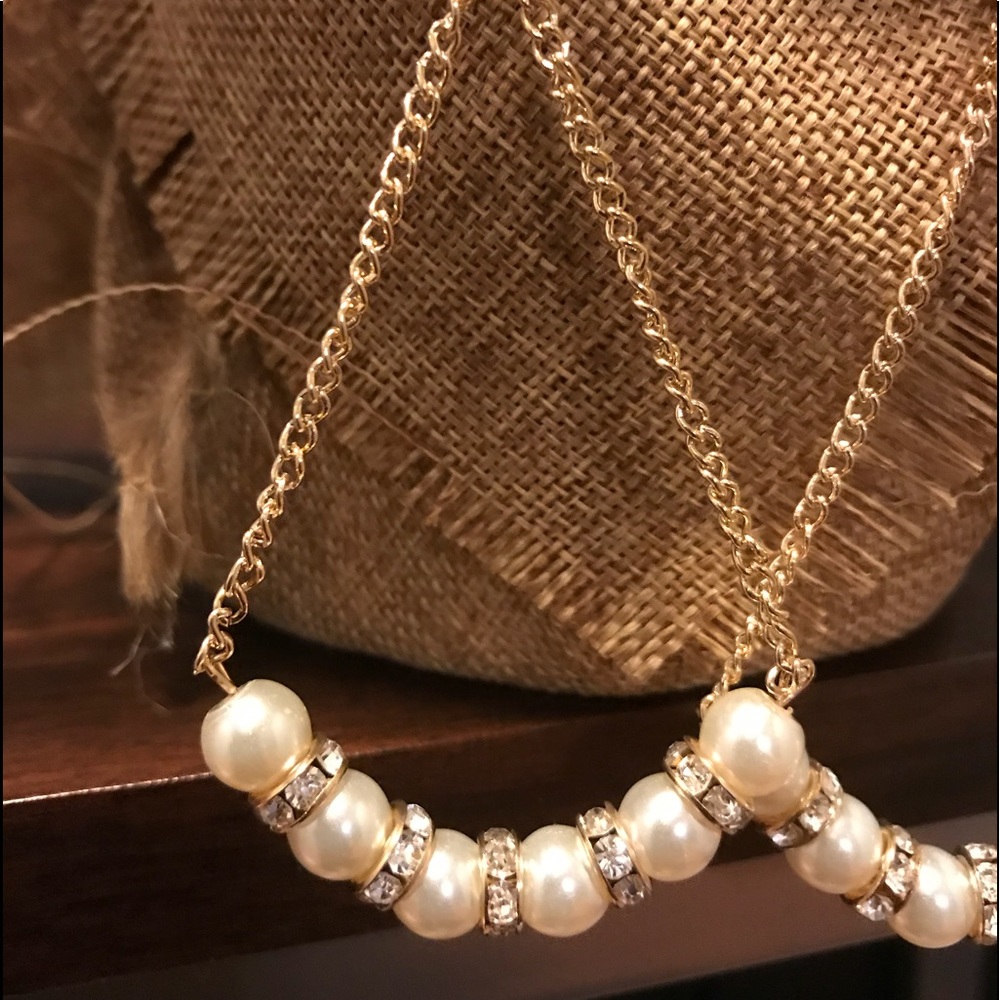 Wow! These are faux pearl and gold earrings - Picture 5 of 6